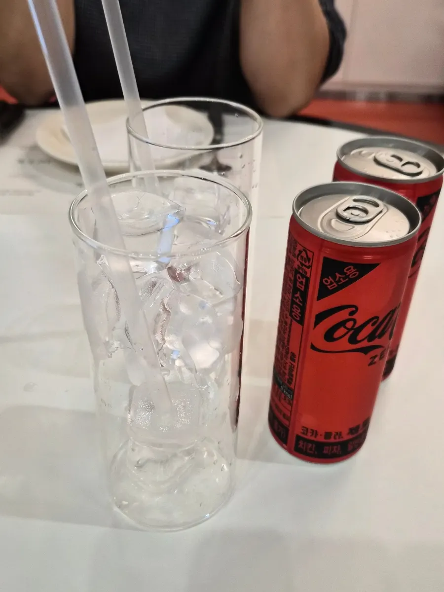 얼음컵과 함께 나온 제로 콜라
