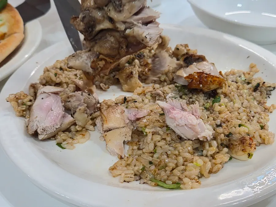가위와 집게로 손질하는 닭다리살
