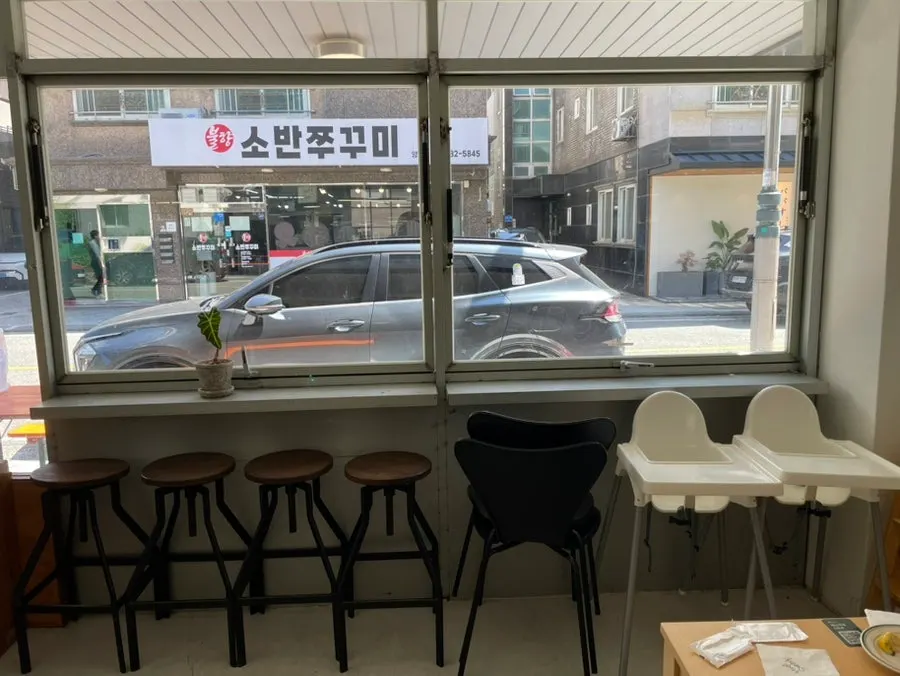 平日午餐时段的 Mount Sunday 店内