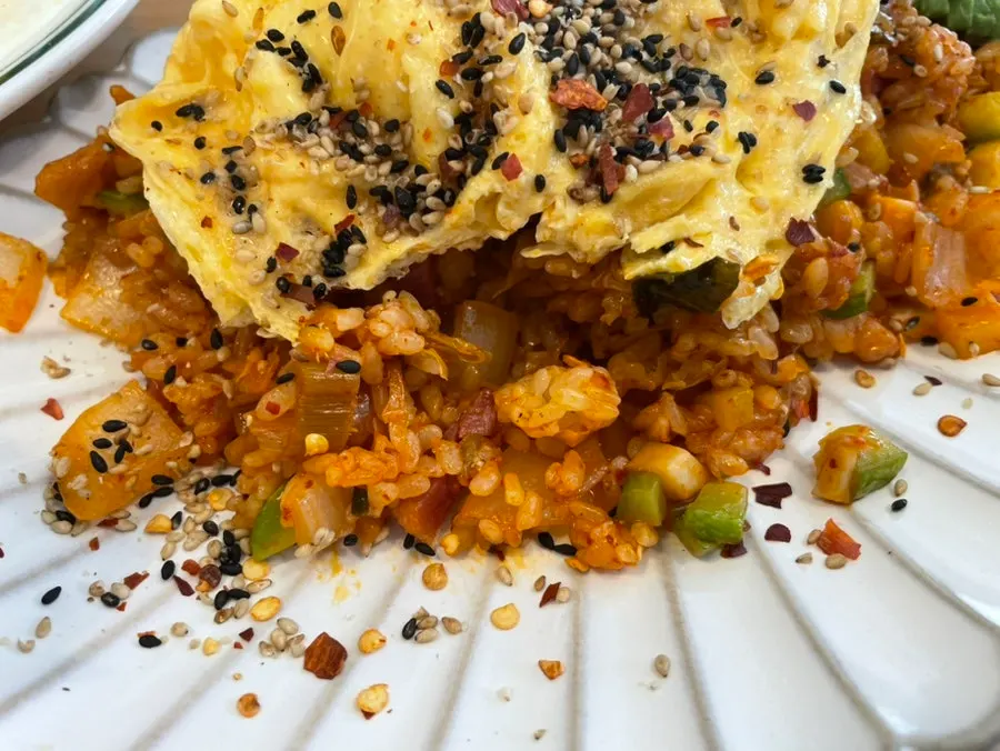 铺着鸡蛋和牛油果的泡菜炒饭