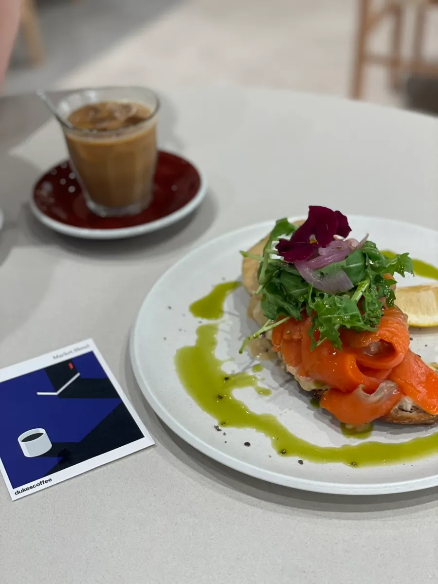 Toast topped with smoked salmon and vegetables