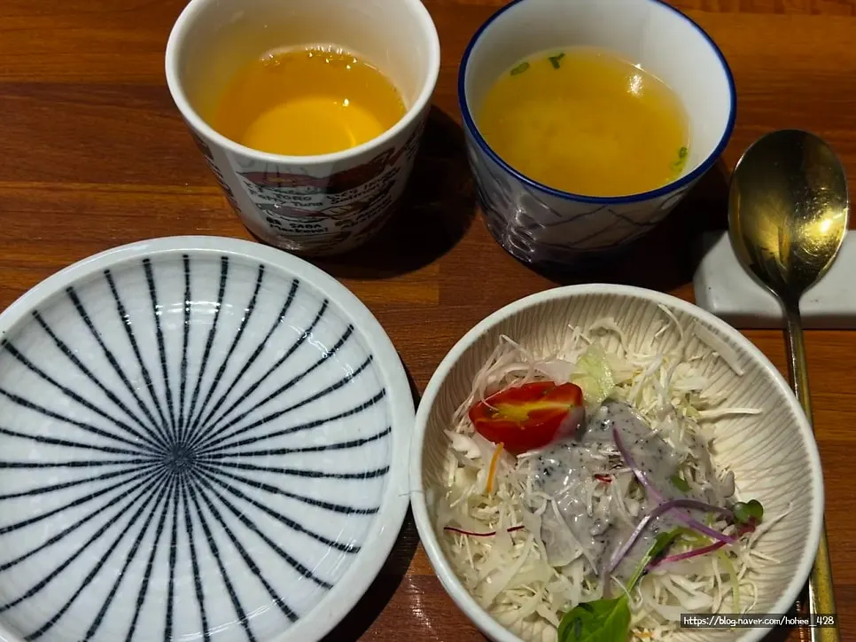 Sesame-dressing salad and warm soup