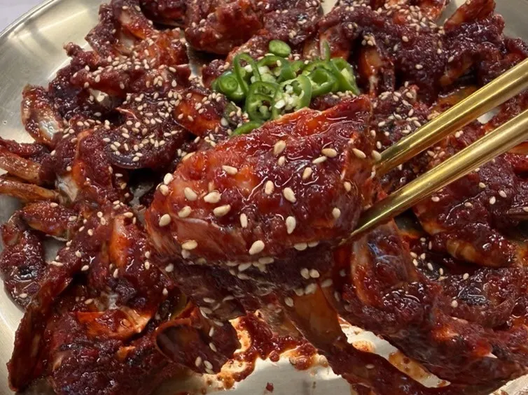 Crab jang and side dishes on the table