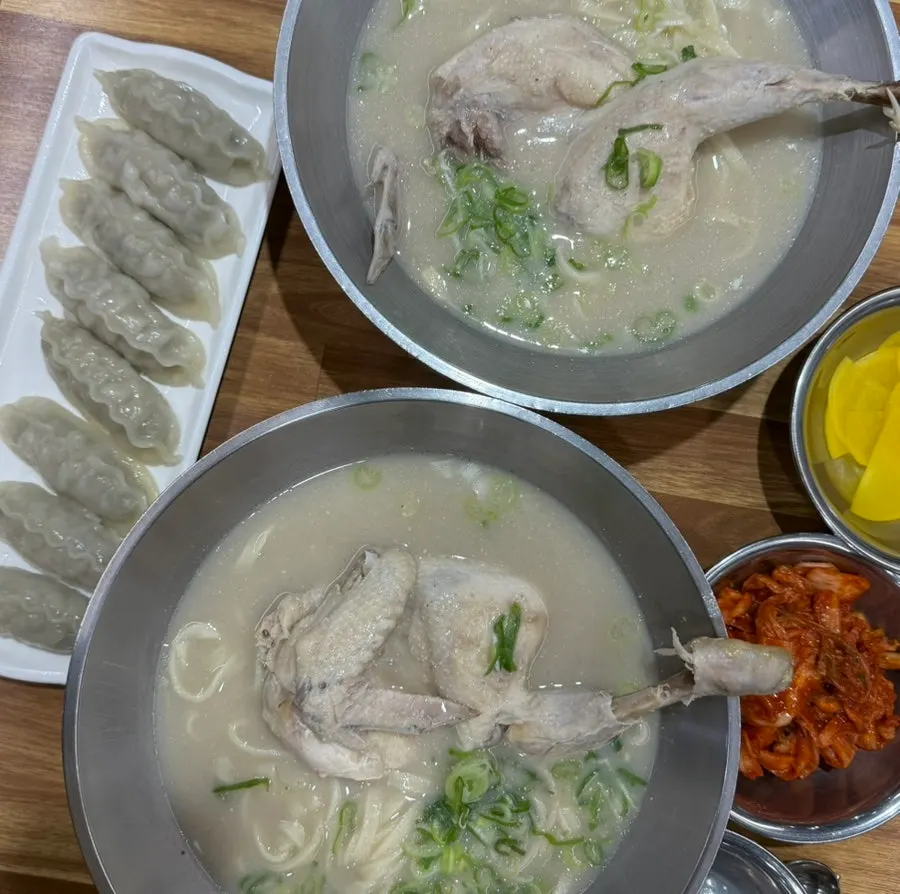 一起享用鸡肉与刀削面的鸡肉刀削面