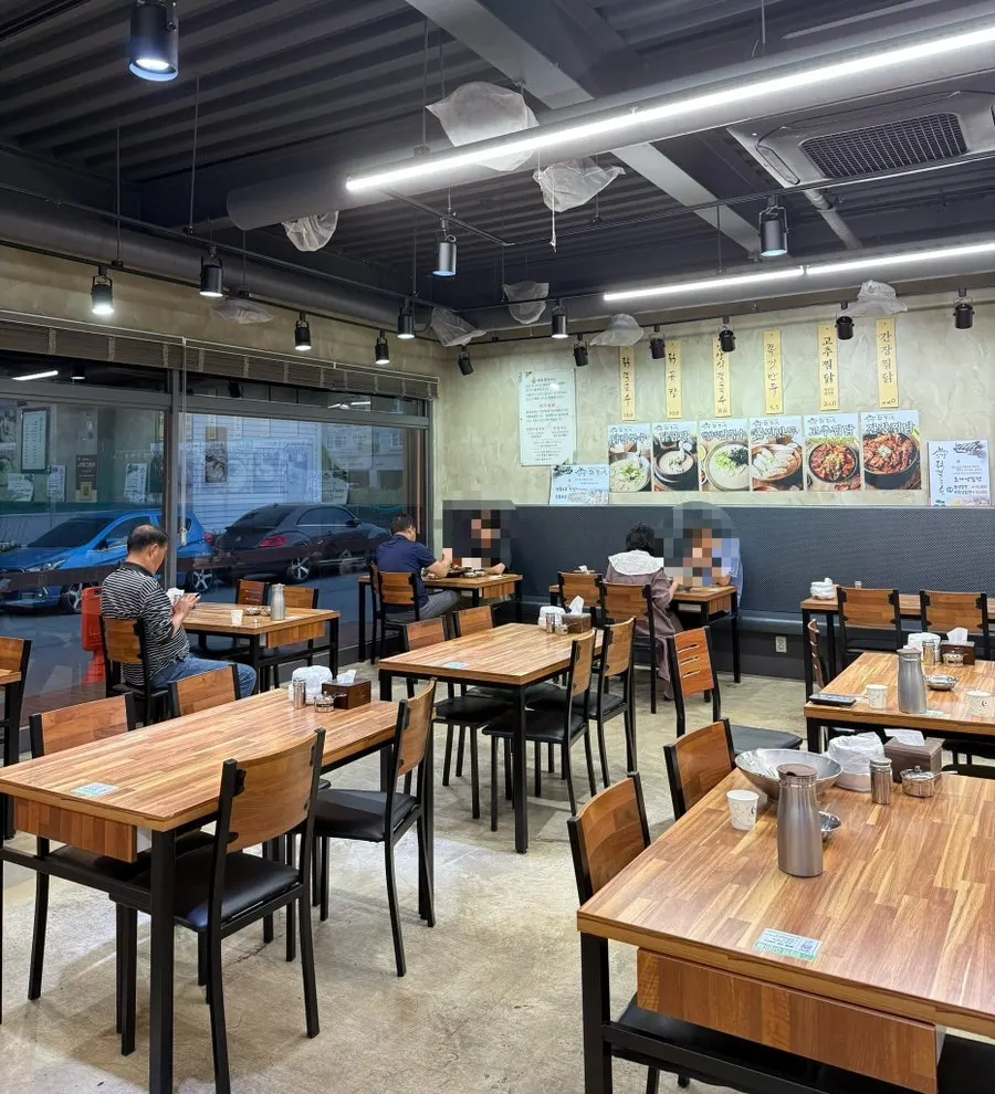 店铺后方免费专用停车场