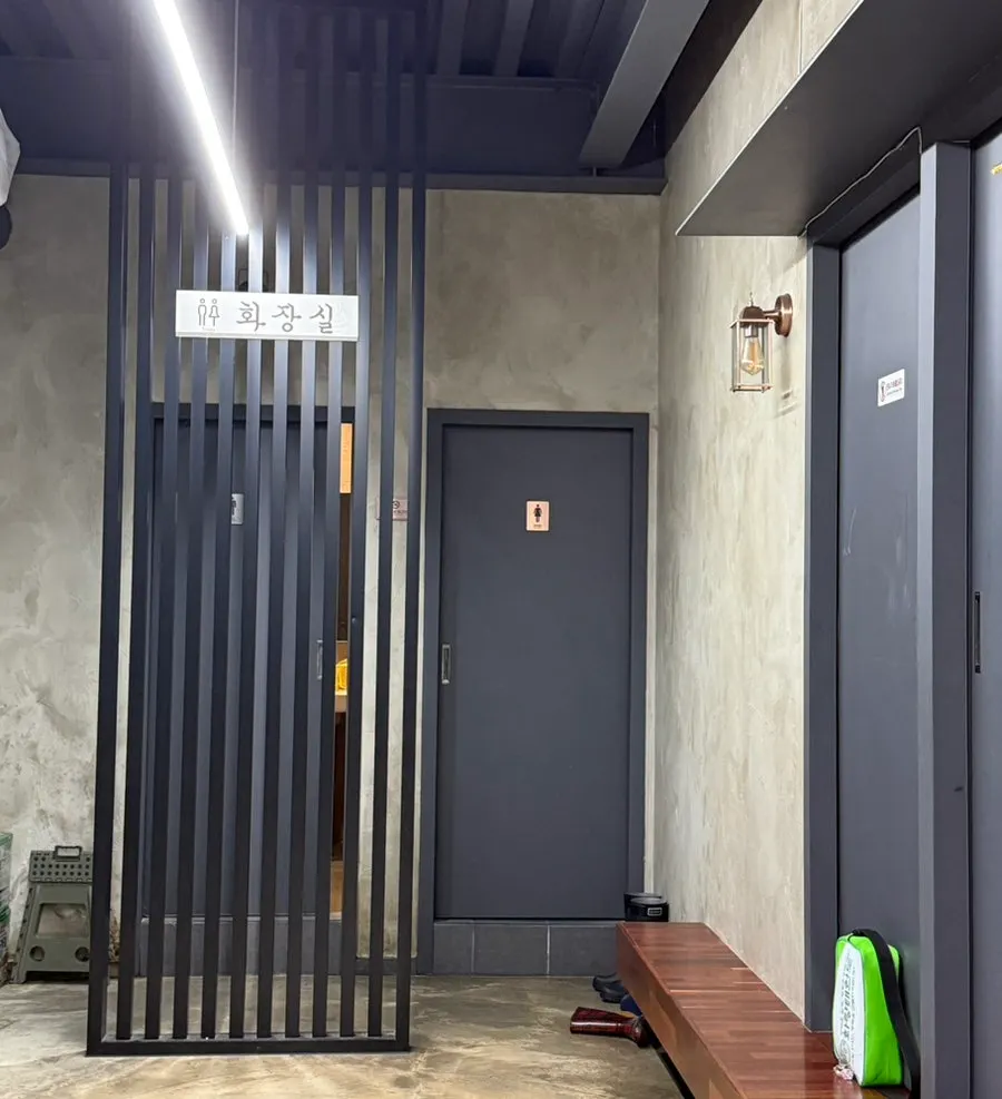 宽敞的言阳鸡刀削面通度寺店店内