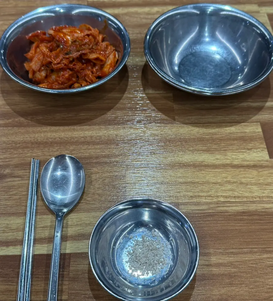 搭配鸡肉刀削面的盐与泡菜