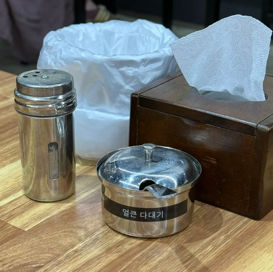 浓郁辣椒酱与胡椒粉
