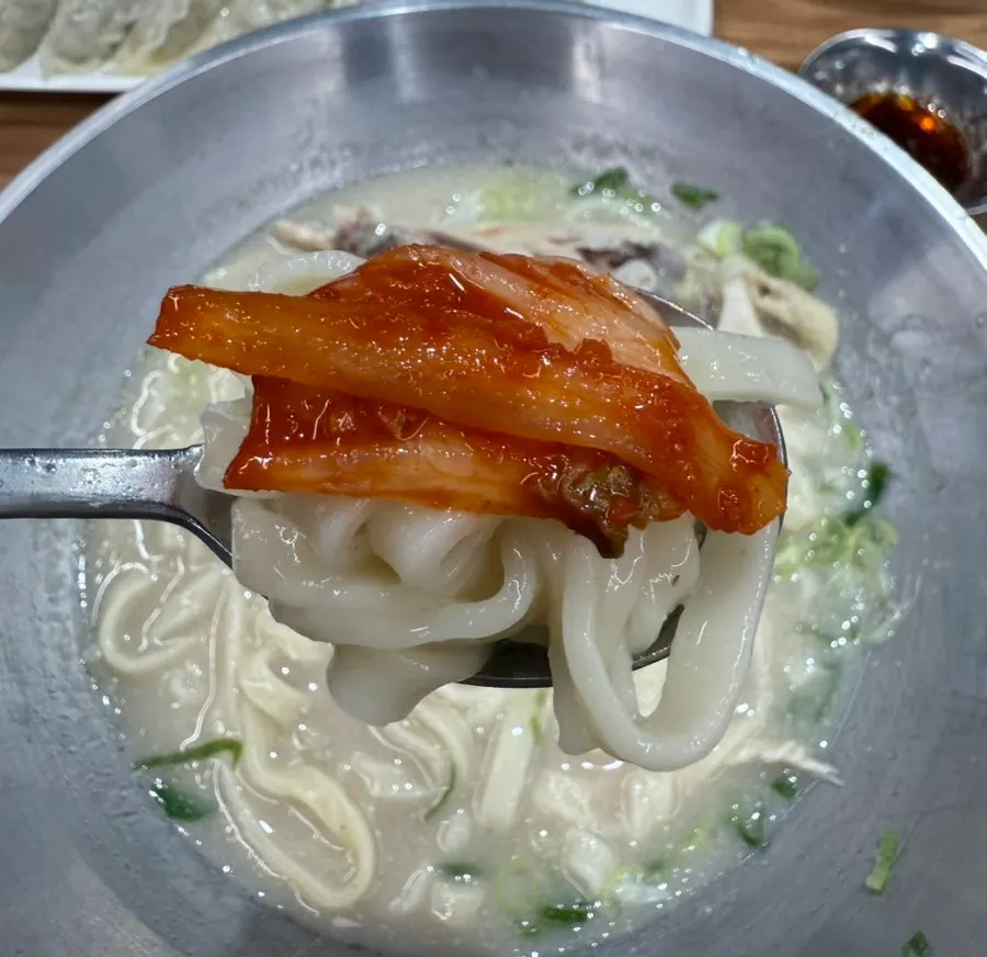 放入半只鸡的鸡肉刀削面