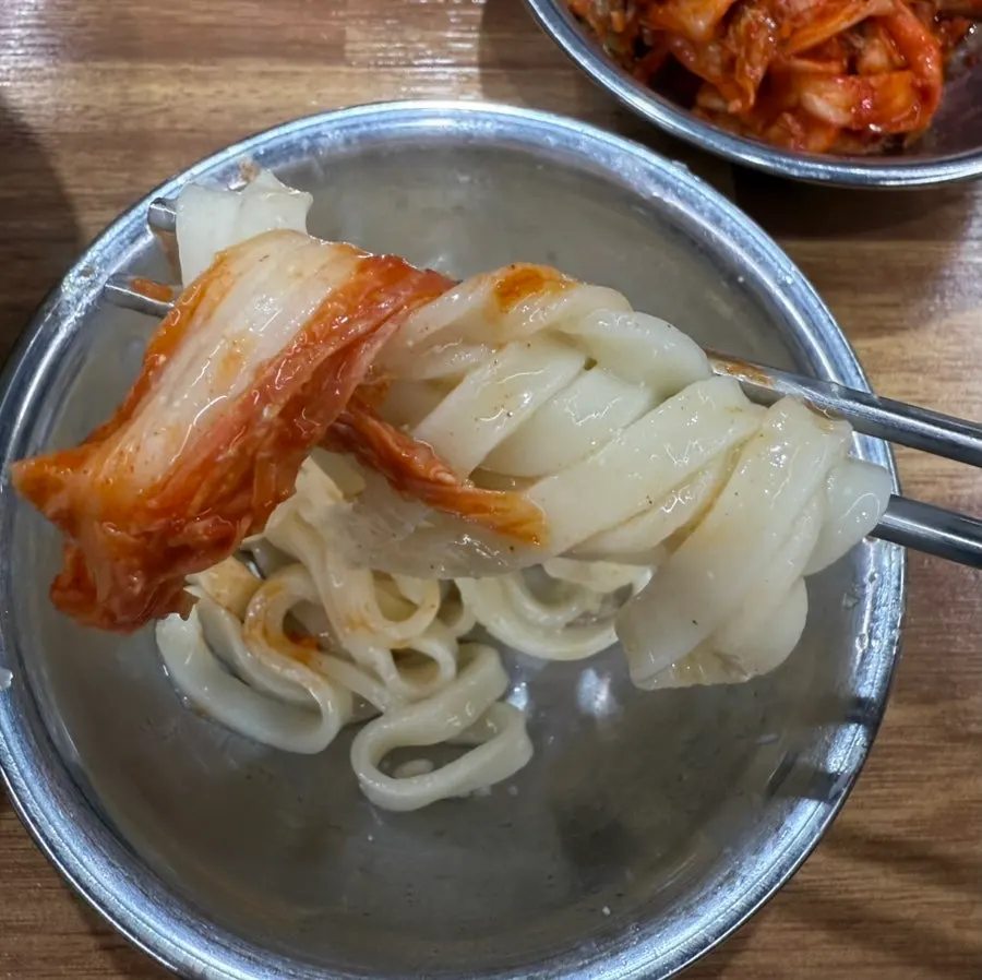 搭配萝卜块与泡菜的鸡肉刀削面