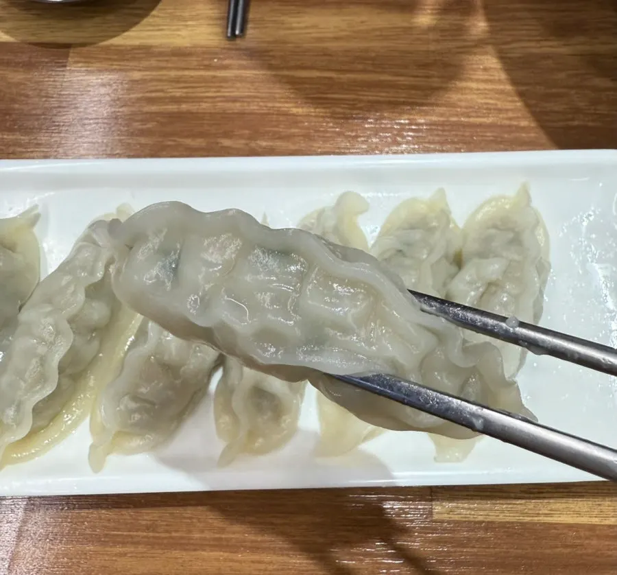 湿润鸡肉与奶白色鸡肉刀削面汤底