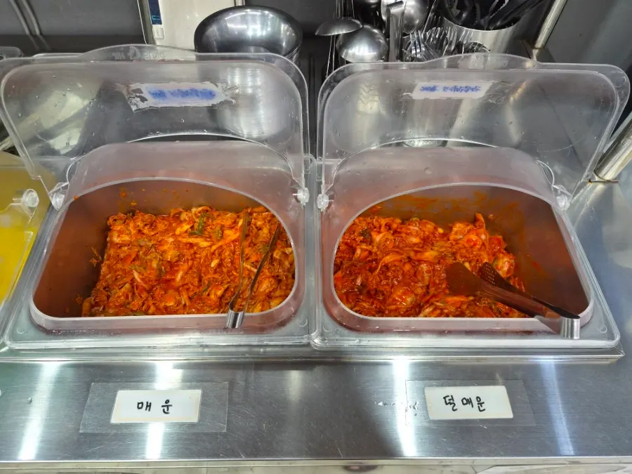 두 종류 김치가 있는 셀프코너
