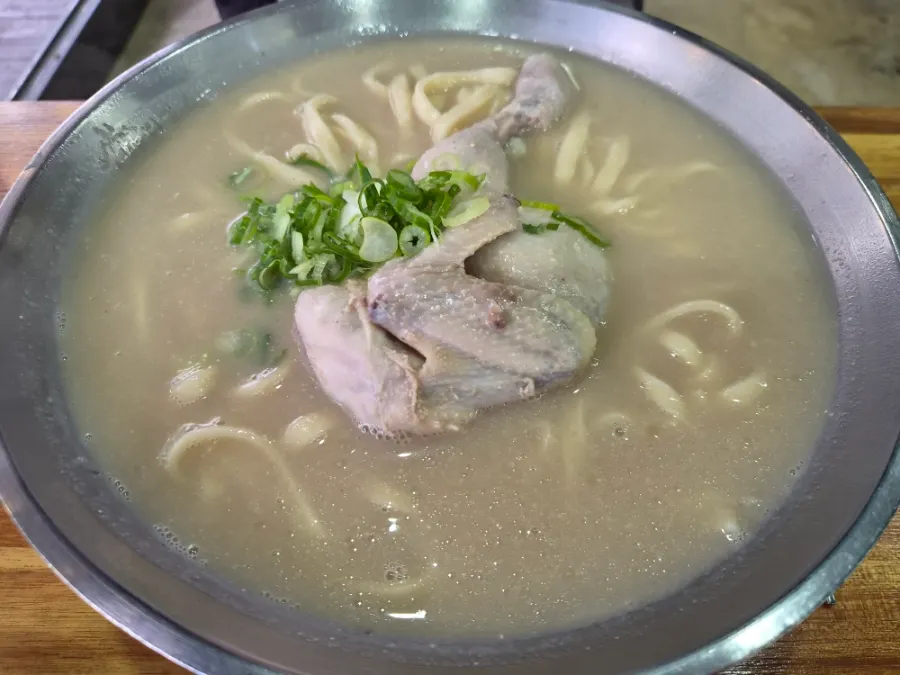 닭이 들어간 언양닭칼국수 한 그릇