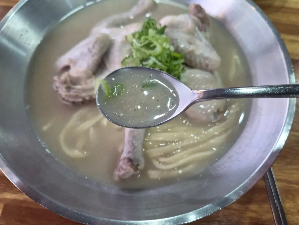 시원한 닭사골육수 칼국수 국물