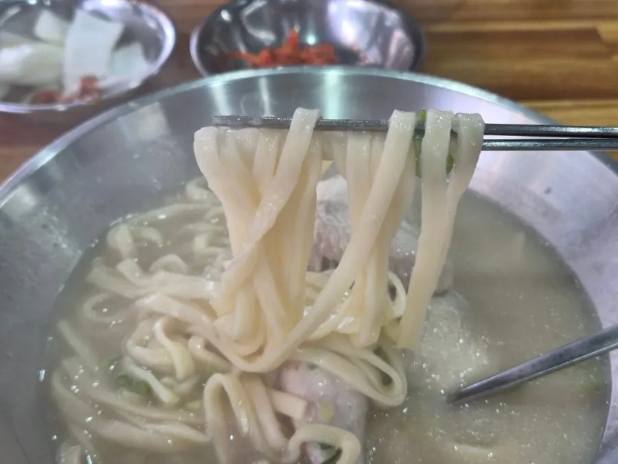 부드러운 칼국수 면과 닭고기
