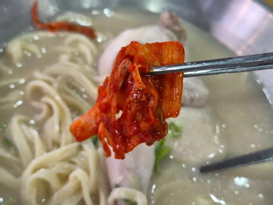김치와 함께 먹는 칼국수