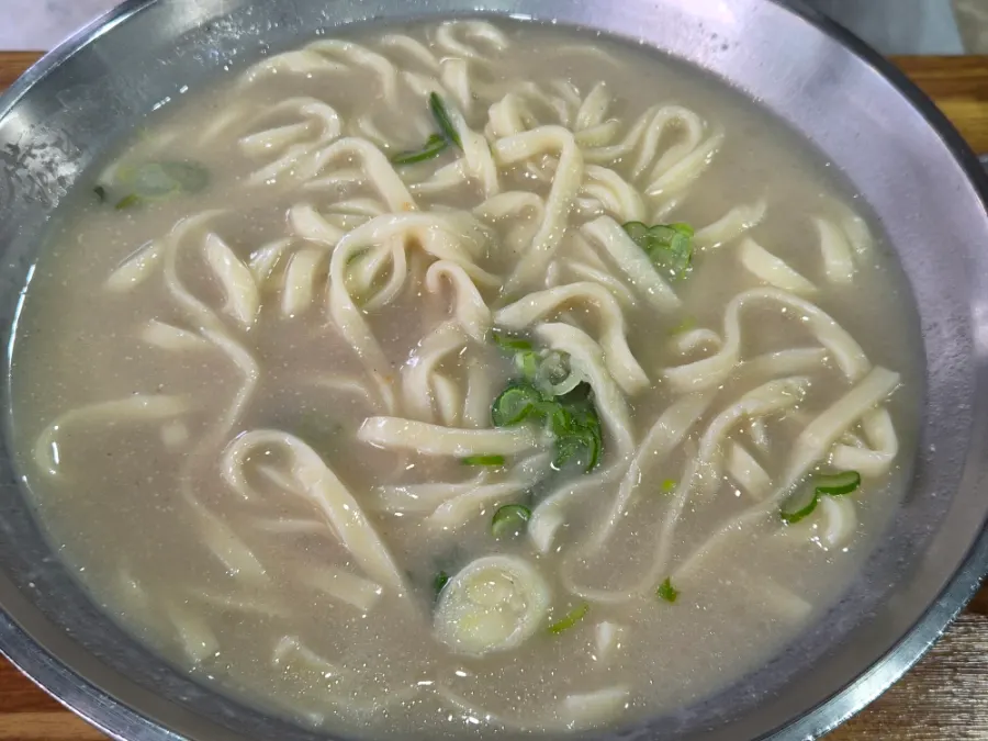 넉넉한 양의 칼국수 면