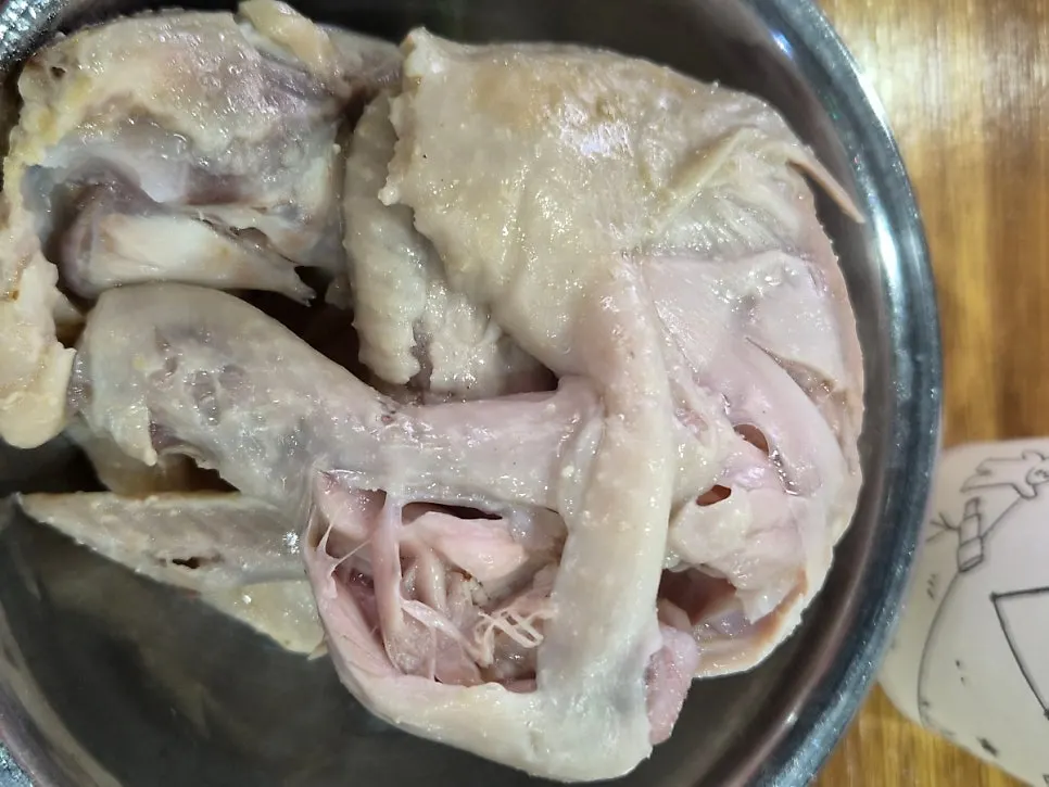 칼국수에 곁들인 부드러운 닭고기