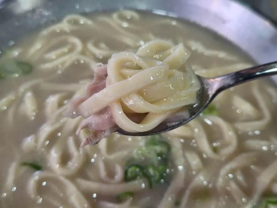 김치를 올린 닭칼국수