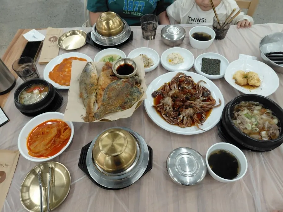 밑반찬이 깔린 세트 메뉴 기본 상차림