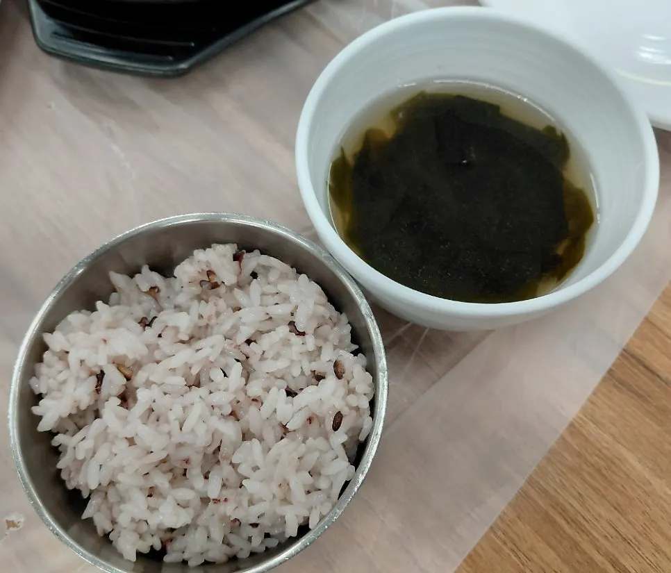 밥 추가 시 함께 나온 미역국과 반찬