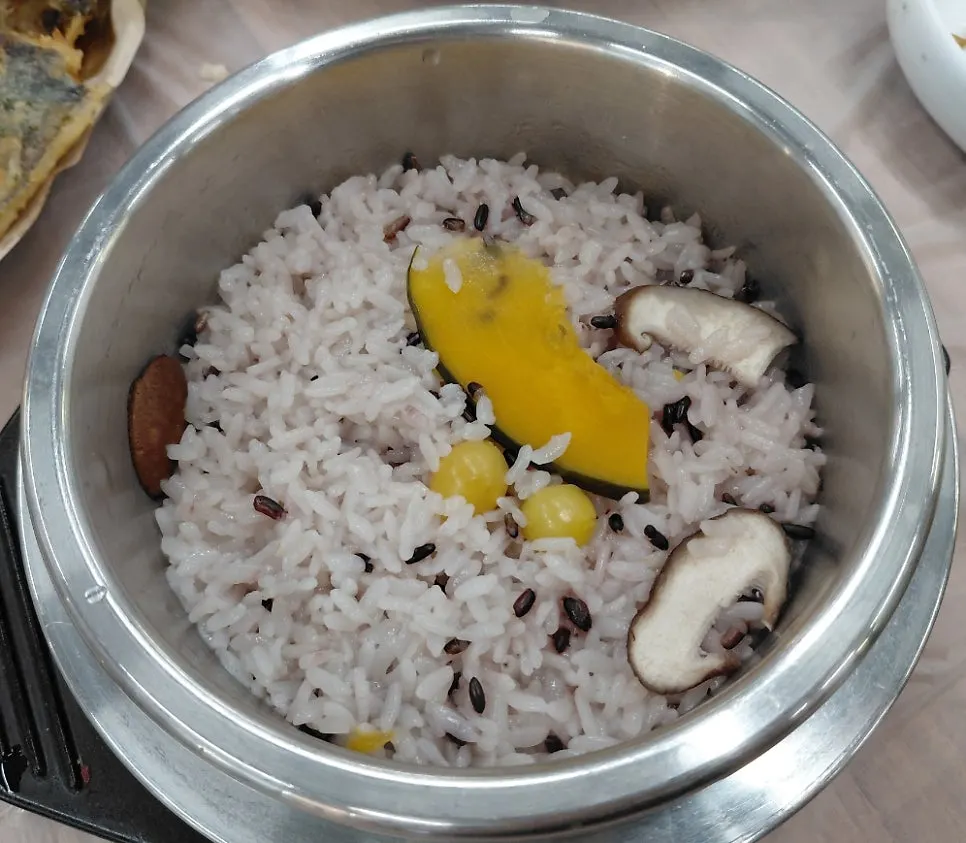 버섯과 은행이 올라간 영양솥밥