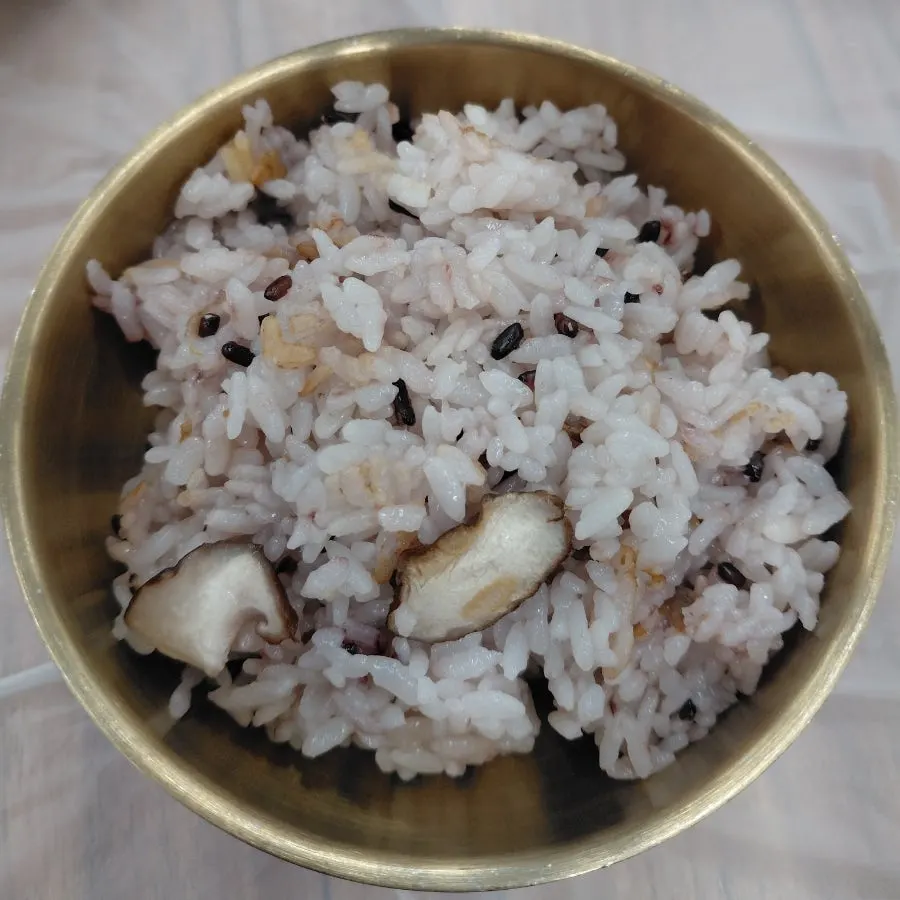 밥그릇에 덜어낸 영양솥밥