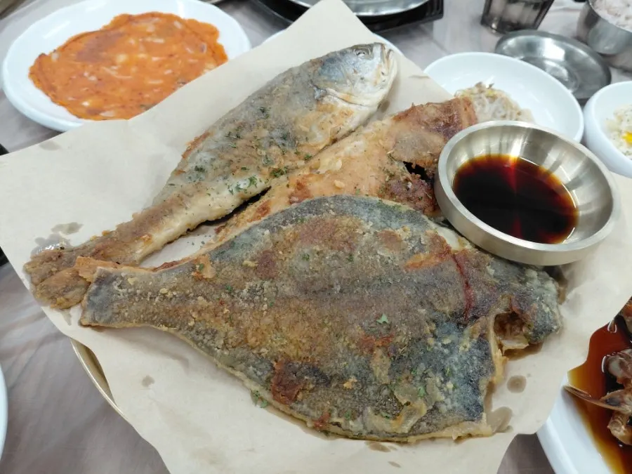 누룽지를 우려내는 솥과 한상 차림