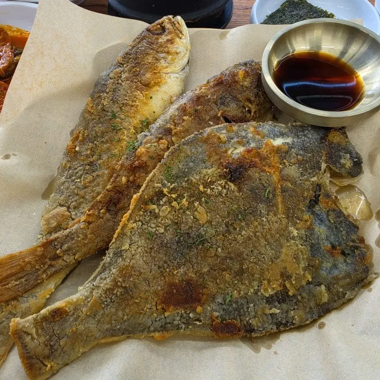 세 마리 나온 생선구이 접시