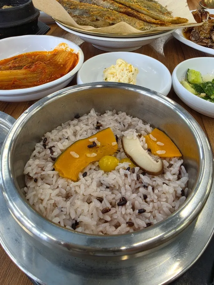 버섯과 호박이 들어간 영양솥밥 한 그릇