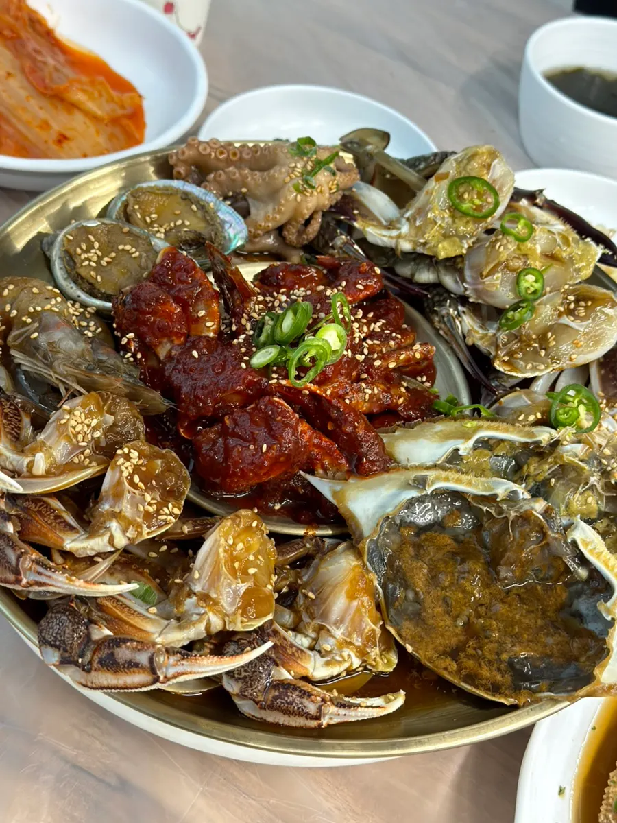 The assorted jang set with six kinds of marinated seafood