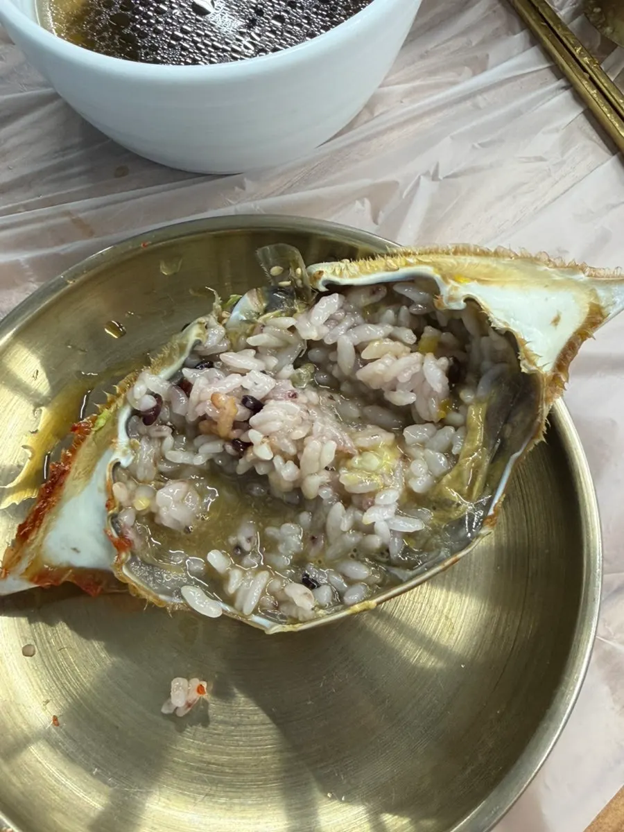 Rice mixed into the blue crab jang shell