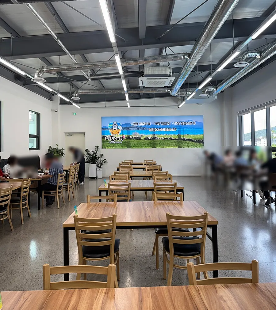 Spacious interior of the 60-pyeong restaurant