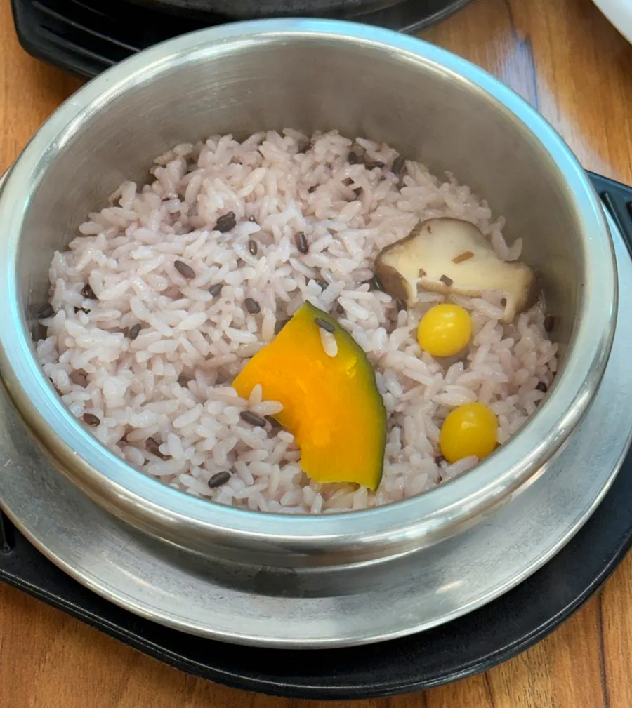Freshly made stone pot rice