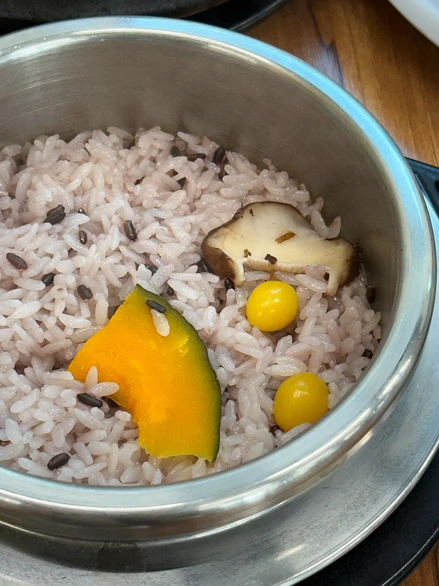 Chewy grains of stone pot rice