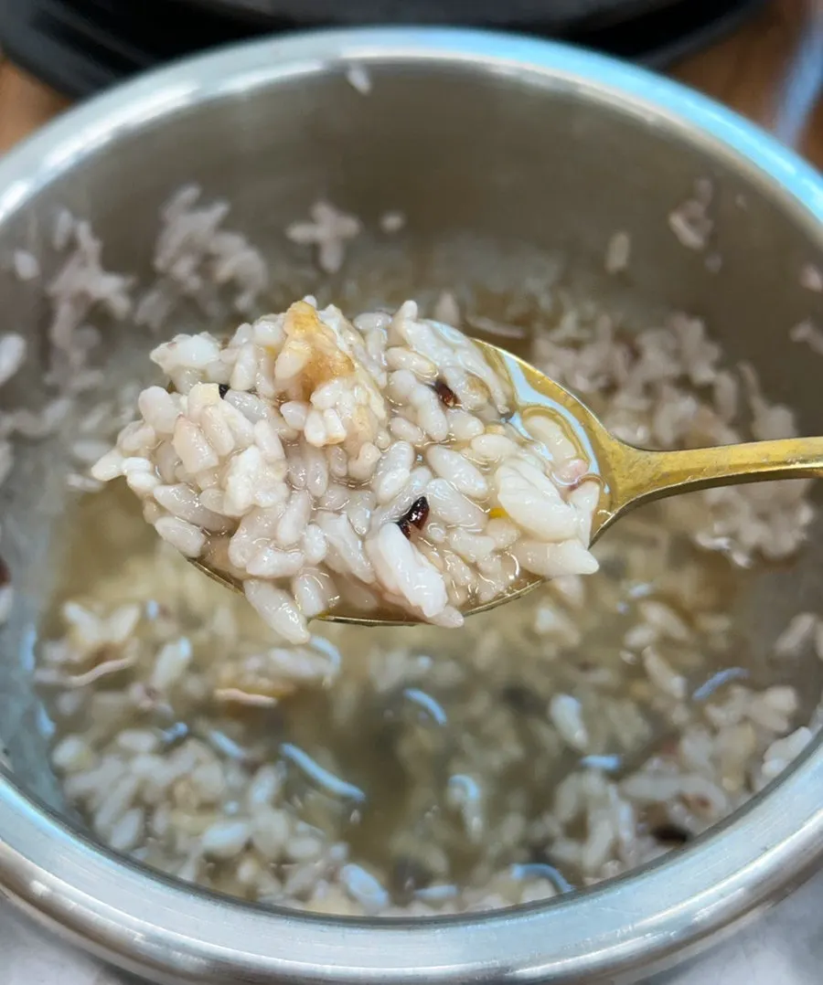 Nurungji scorched-rice tea made by pouring water into the stone pot