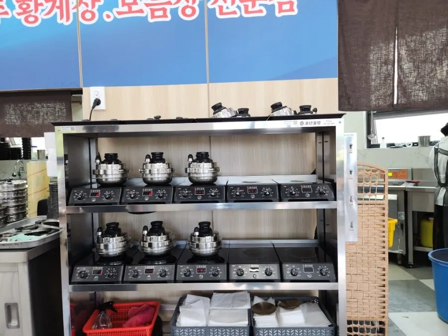 입구에서 보이는 솥밥 조리 공간
