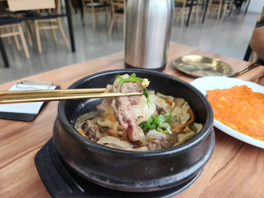 꽃게된장찌개와 불고기, 김치전 등 반찬