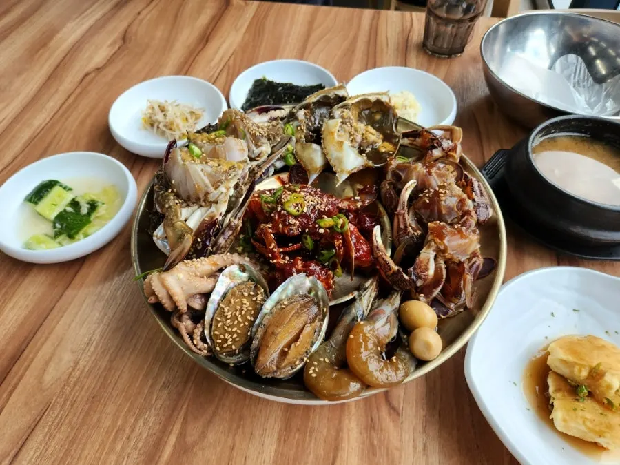 반찬과 솥밥이 함께 차려진 식탁