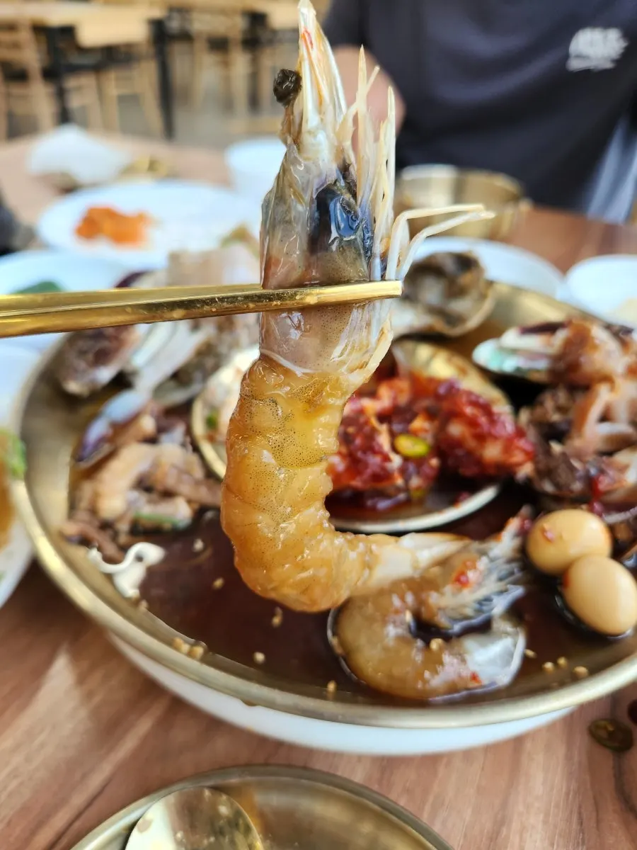 밥 위에 올린 게살