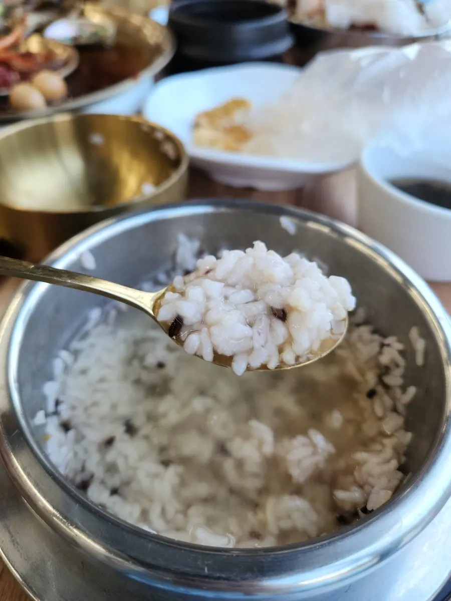 식사 후반의 모듬장 접시