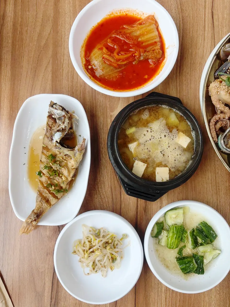 Basic side dishes served before the main dish at Deodo Gejang