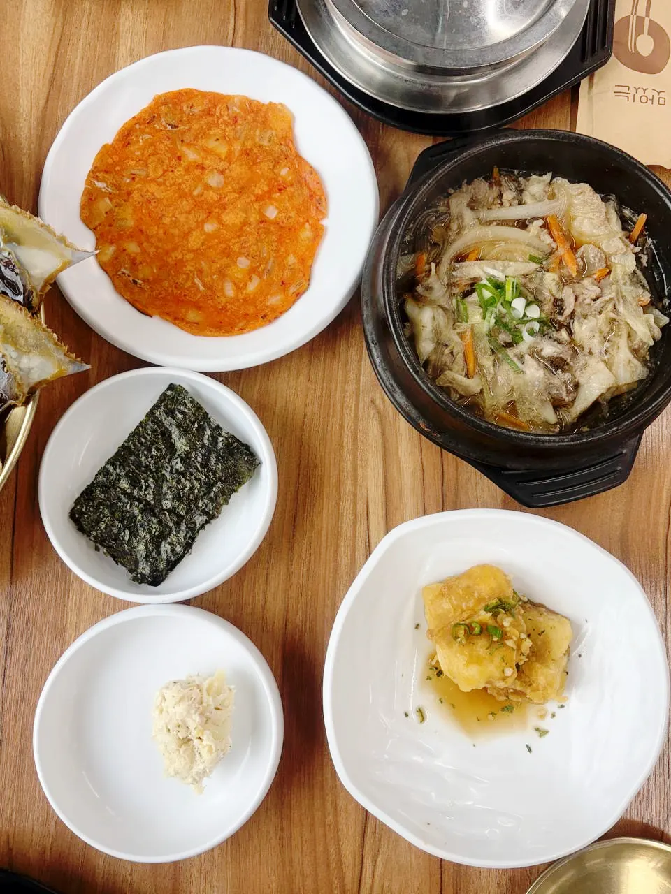 Table setting of kimchi and namul side dishes