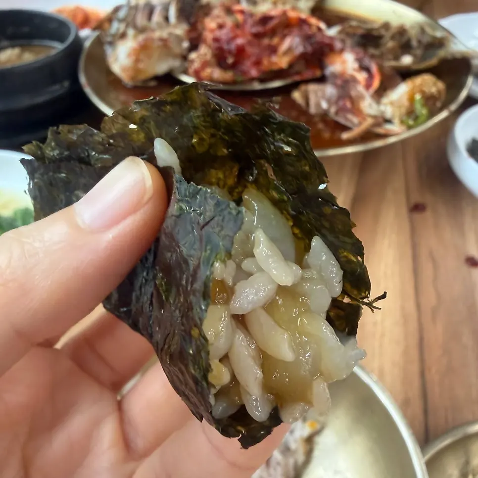 Crab jang and pot rice wrapped in seaweed