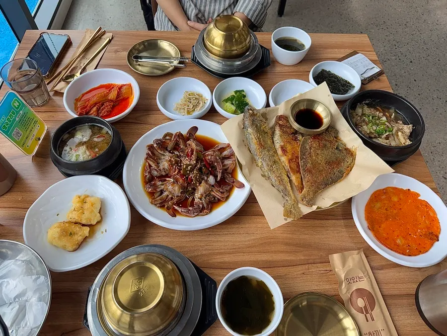 Full table of the grilled fish set for two at Deodo Gejang