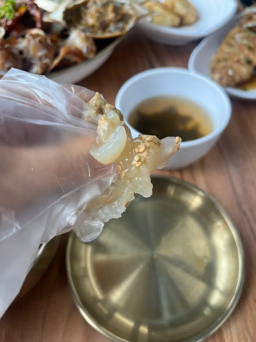 가위로 자른 간장게장 게살
