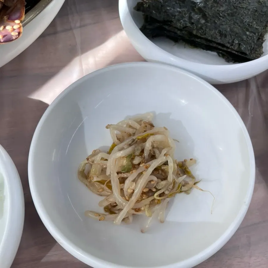 Crab doenjang stew and side dishes