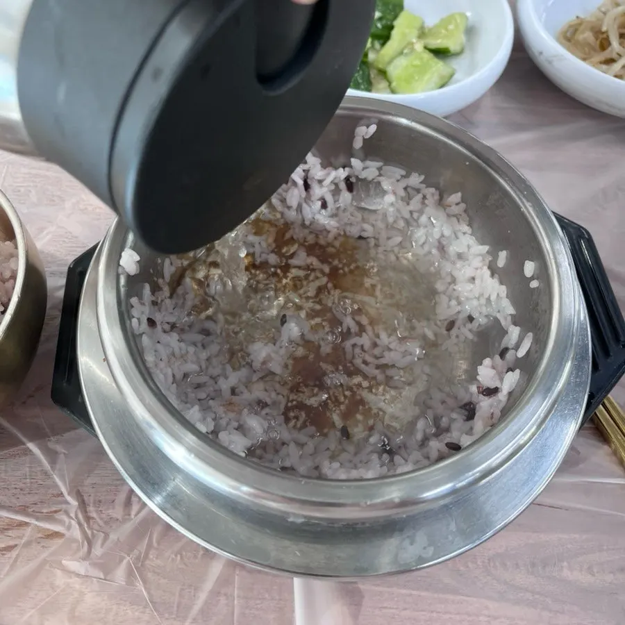 Nurungji tea made by pouring water into the pot