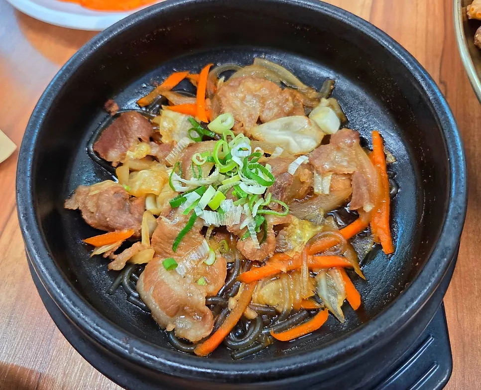 돼지불백과 밑반찬