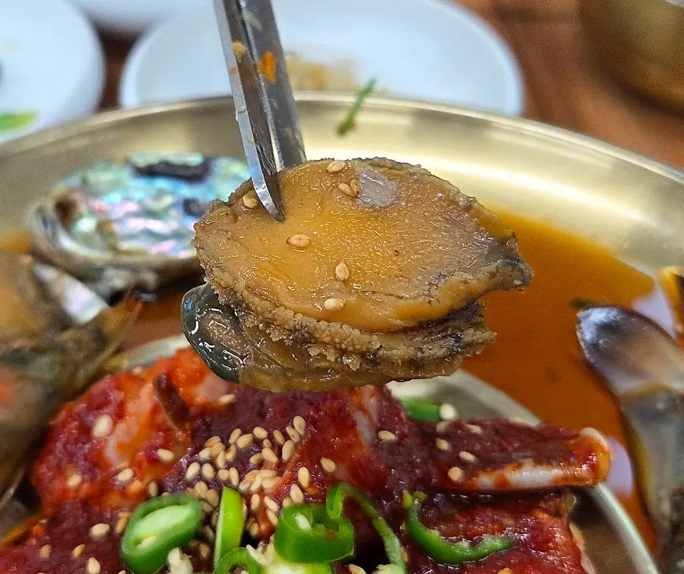 손질된 전복장과 새우장